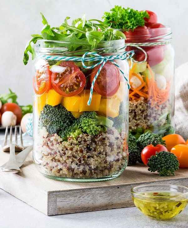 Tazón con frutas frescas y alimentos coloridos sobre mesa clara